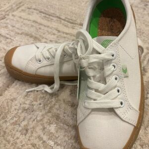 Cariuma OCA Low White Canvas Sneakers with Green and Tan Accents - New